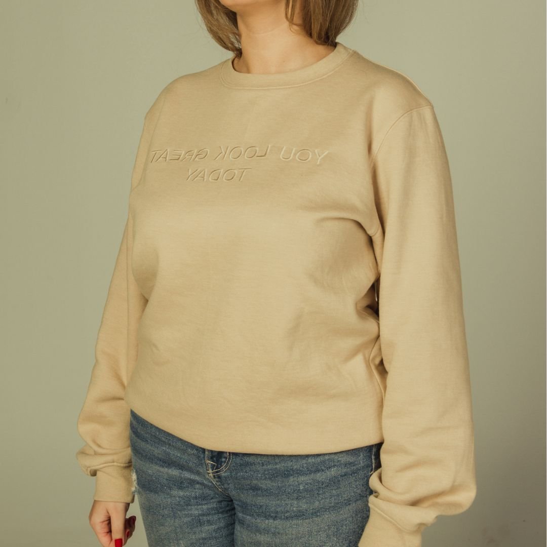 Sweatshirt loose fit col rond unisexe « YOU LOOK GREAT TO DAY » avec détail en wax