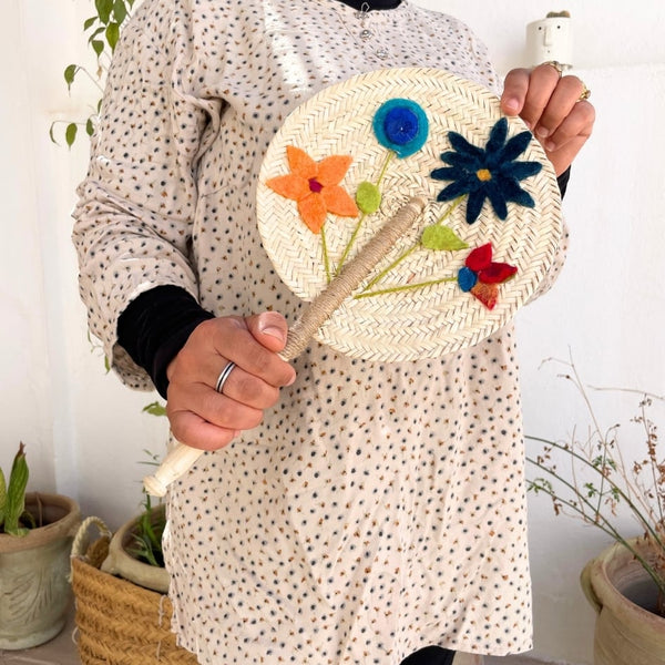 Éventail rond traditionnel en jute à motifs de fleurs orange et bleu