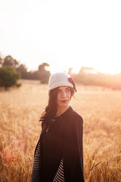 Chechia blanche revisitée, entièrement réalisée à la main en laine