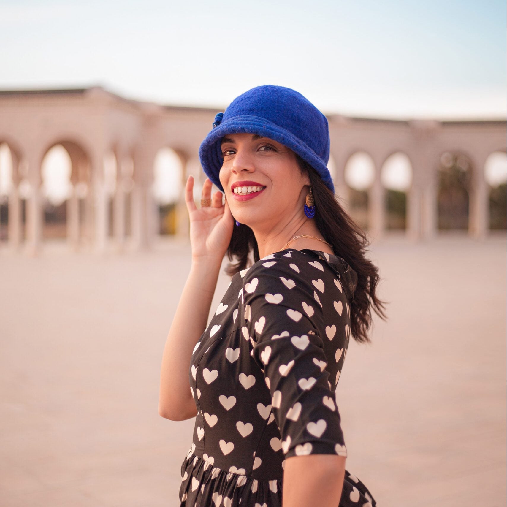 Chechia Electric Blue revisitée, entièrement réalisée à la main en laine