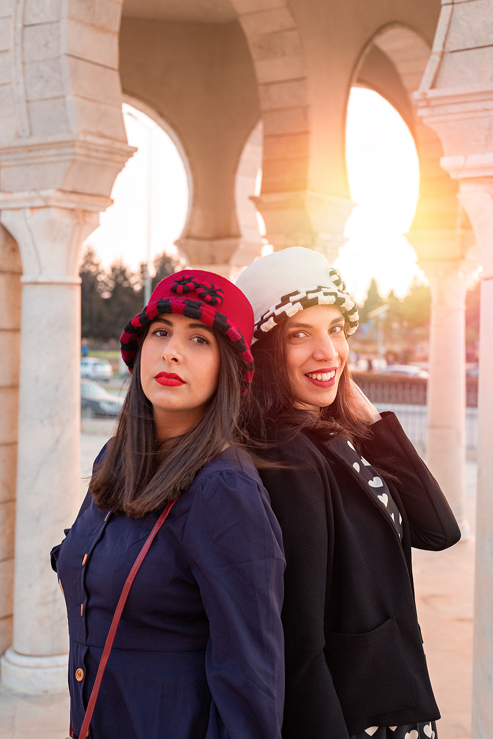 Chechia damier revisité, entièrement fait main en laine rouge ou blanche