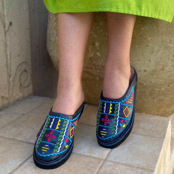 Babouche Amazigh slippers in genuine leather embroidered with Berber motifs
