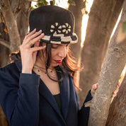 Chéchia noire revisitée, entièrement faite main en laine